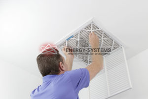 Человек ремонтирует вентиляцию