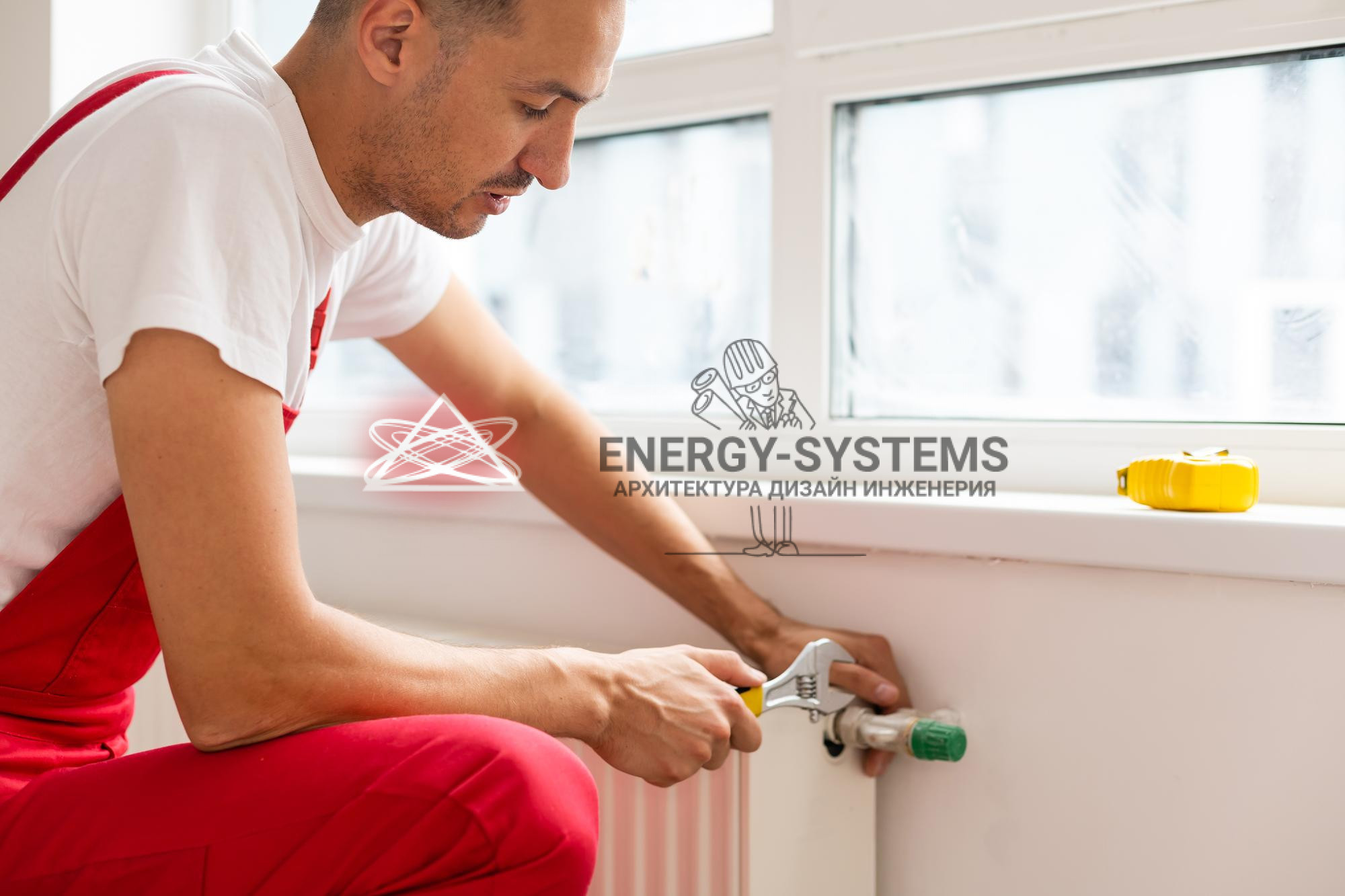 работник чинит батареи