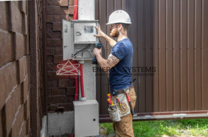 электрик копается в щитке