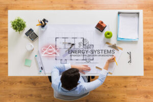 женщина за столом делает заметки о проекте