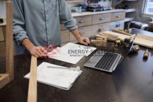 мужчина изучает чертежи на столе