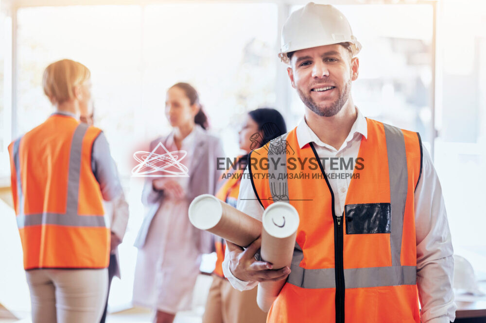 улыбающийся работник с проектами на фоне коллег