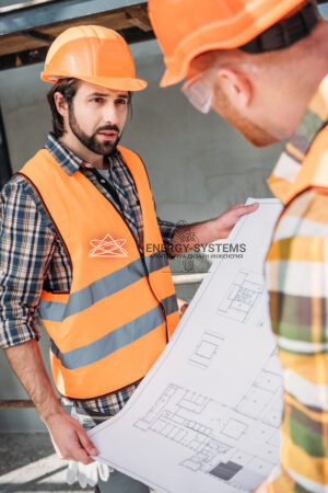 двое строителей смотрят на проект