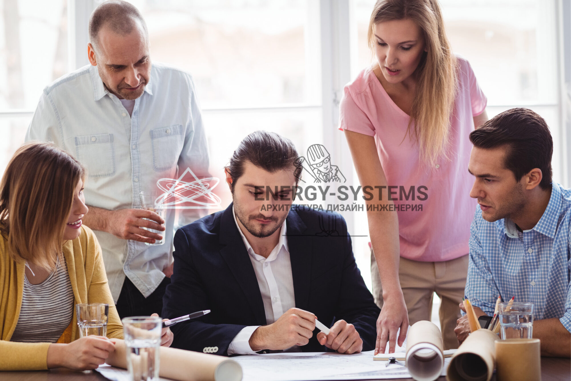 группа инженеров работает над проектом