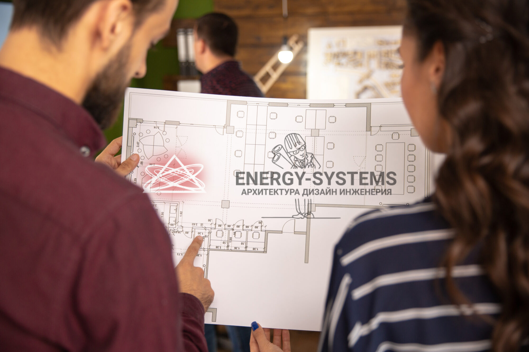 мужчина и женщина держат проект в руках