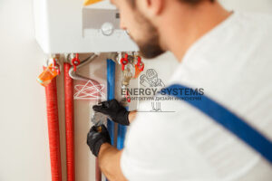 сантехник работает с водопроводными трубами