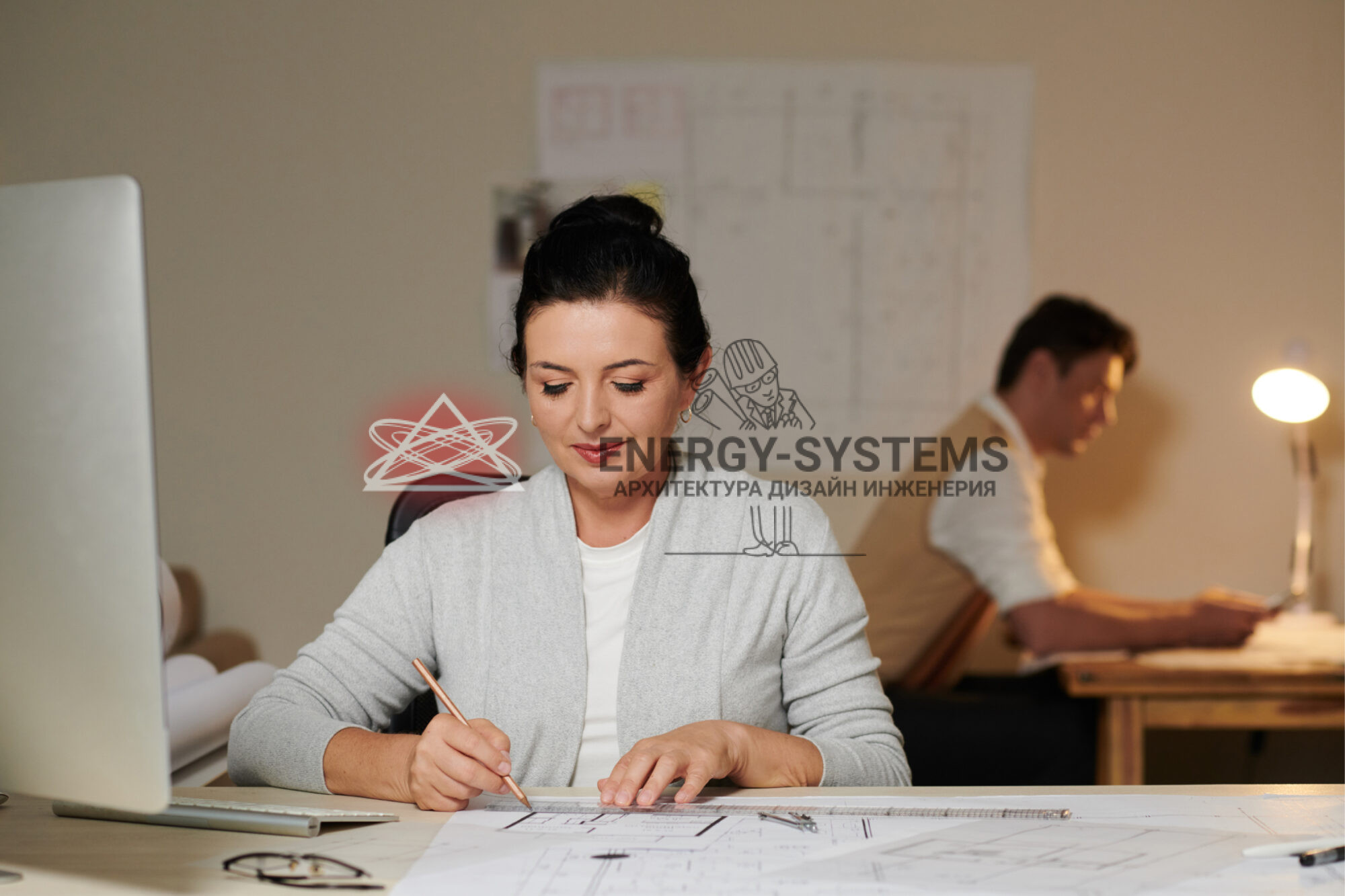 женщина инженер работает над проектом