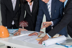 четверо людей в классической одежде рассматривают проект