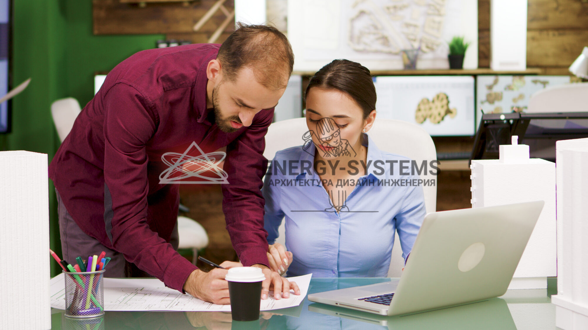 мужчина и женщина разрабатывают проект за столом