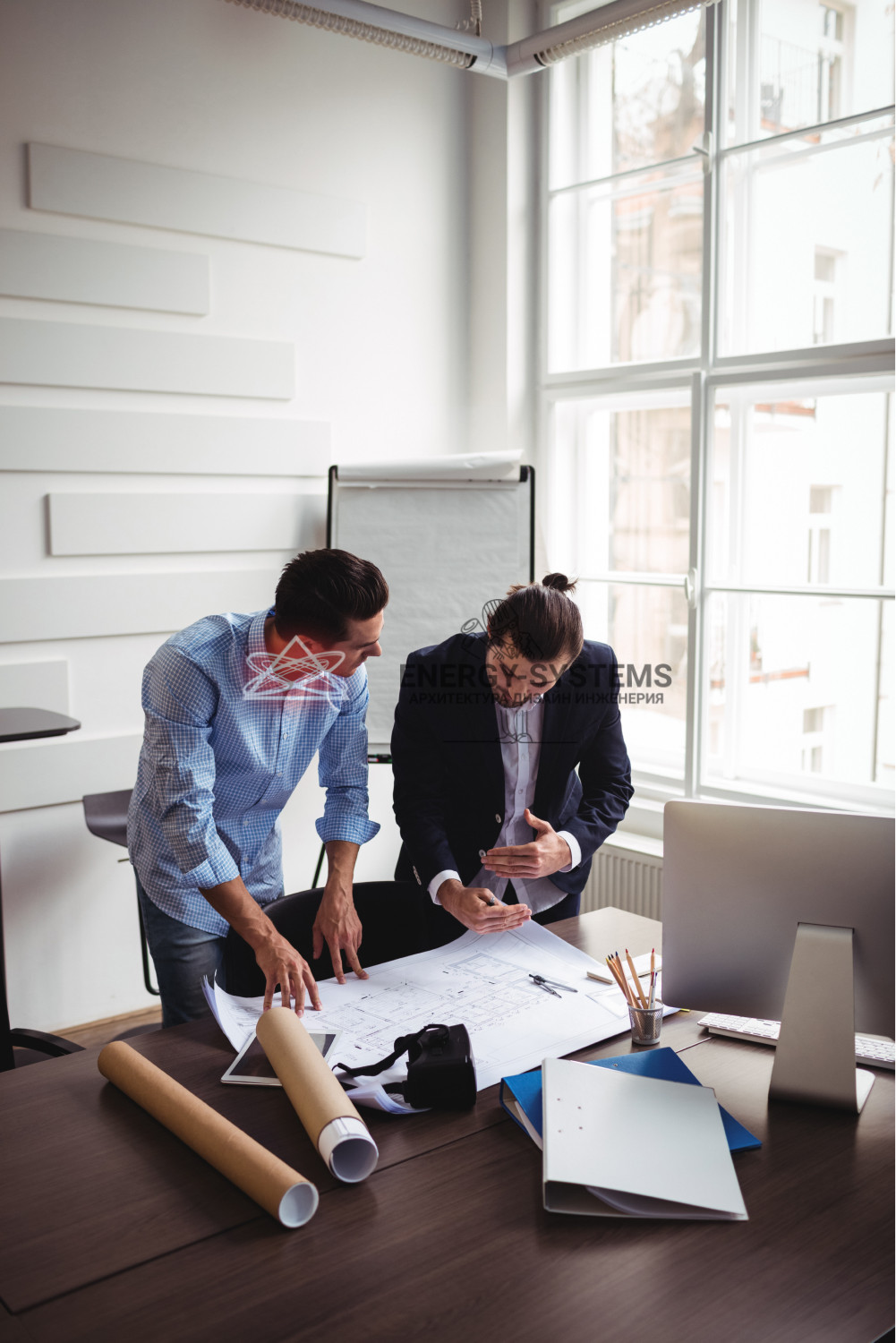 мужчины изучают проектную документацию