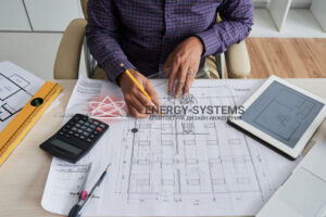 мужчина чертит под линейку в проекте