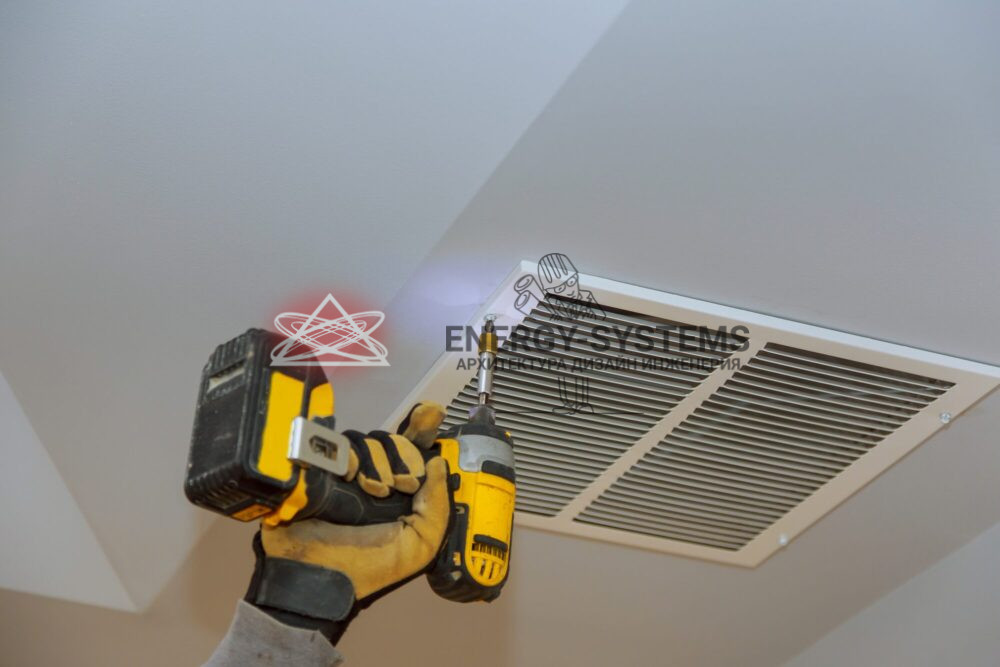 рабочий откручивает решетку вентиляции шуруповертом