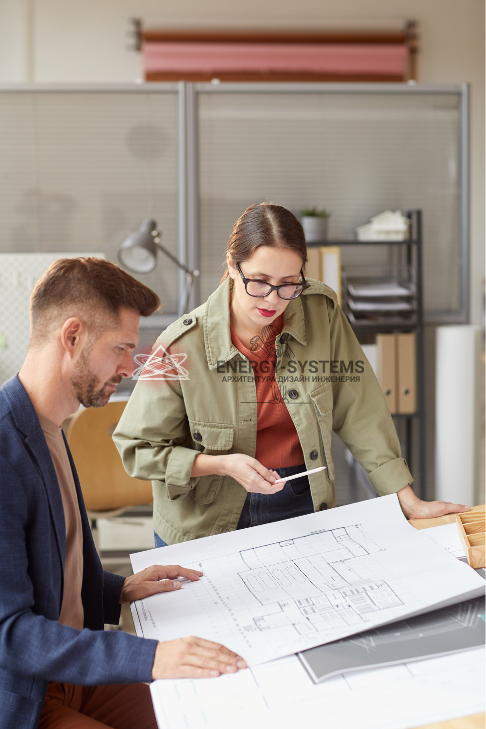 мужчина и женщина работаю над проектом