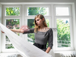 Девушка рассматривает проект на фоне окна