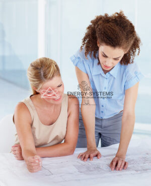 Женщины работают над проектом