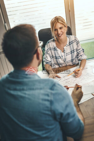 двое человек обсуждают проект