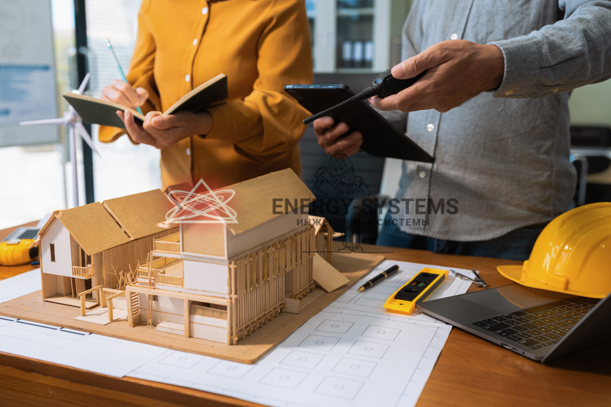 Команда архитекторов обсуждает проект для нового здания