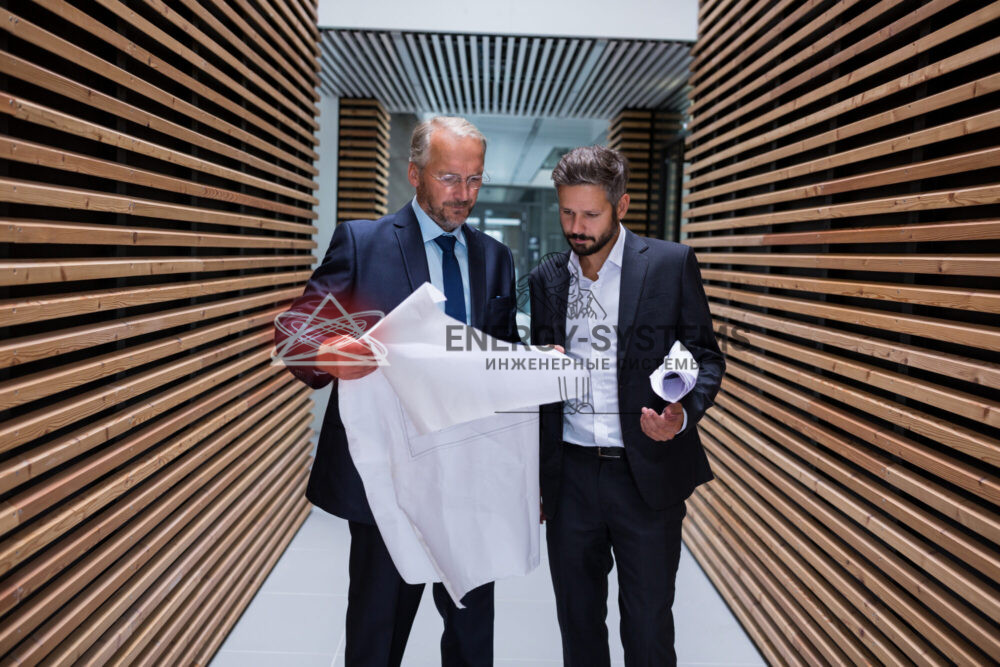 Проект: коллеги анализируют чертежи в офисе