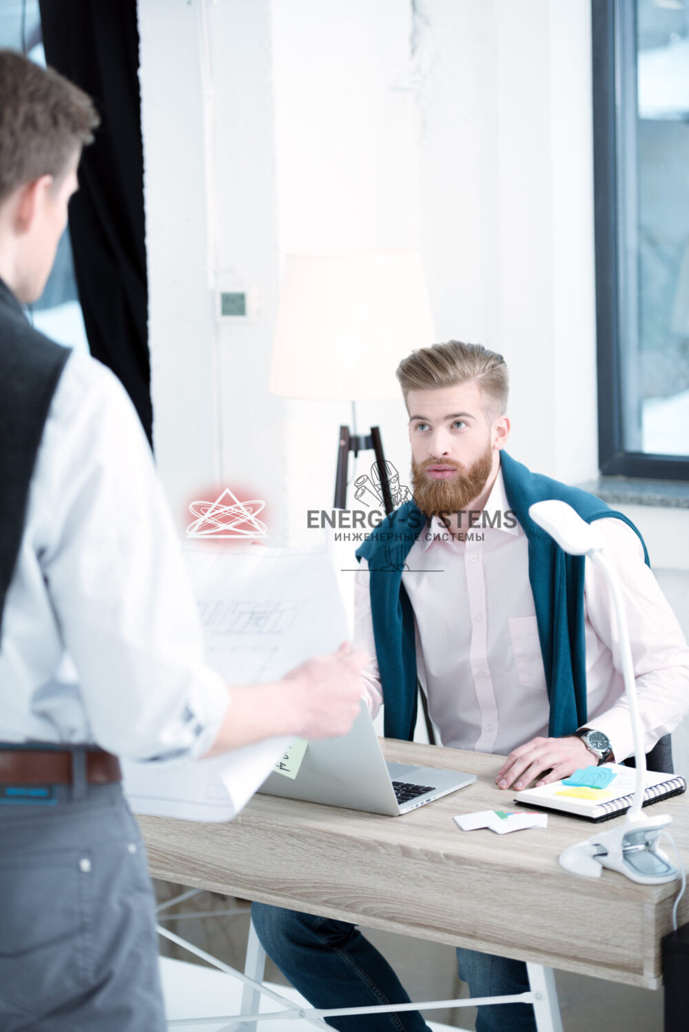 Проектирование: обсуждение проекта в офисе с чертежами