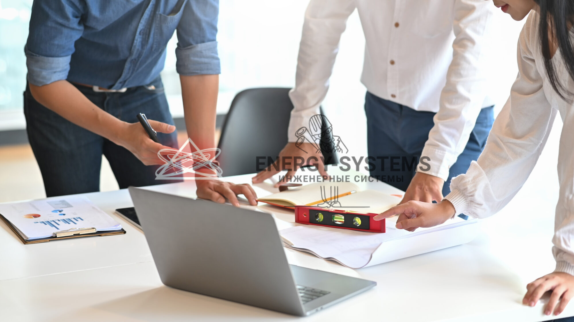Команда инженеров обсуждает проект инженерных систем