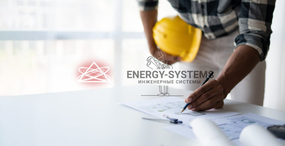 Проектирование систем: чертежи инженерного проекта на столе