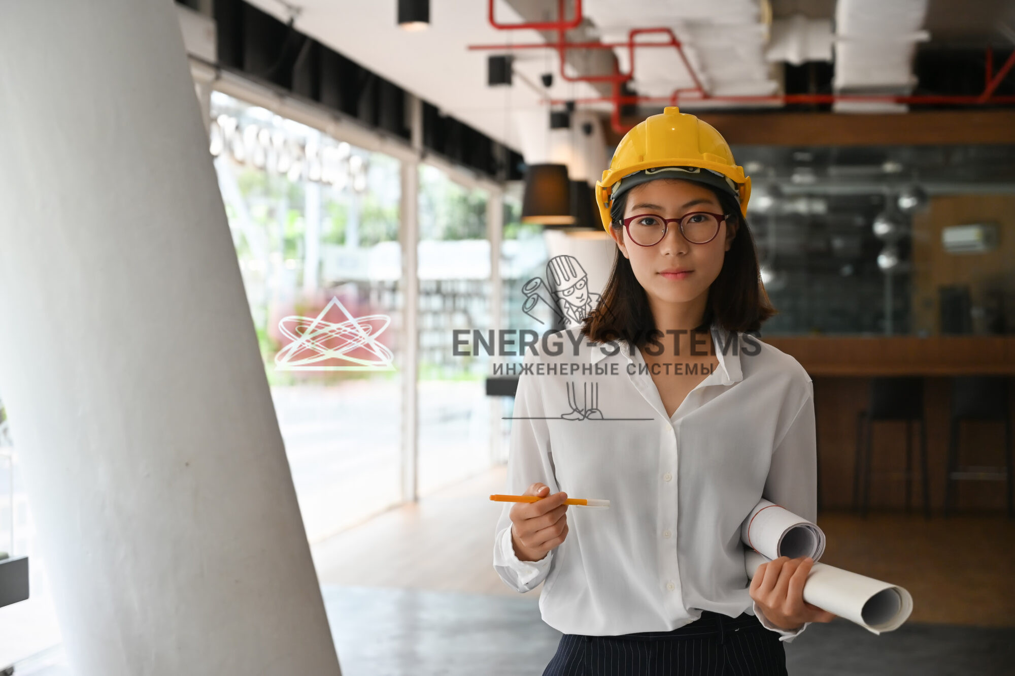 Женщина-инженер уверенно изучает проект инженерных систем