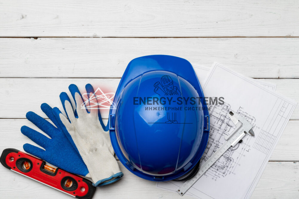 Проектирование инженерных систем: каска, перчатки и чертежи