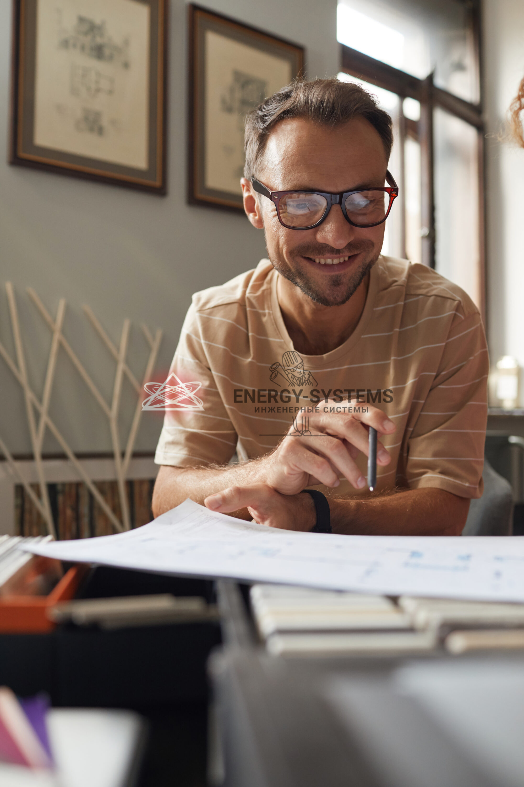 Проект инженерных систем: мужчина с чертежами