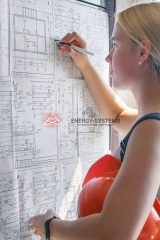 женщина работает над проектом