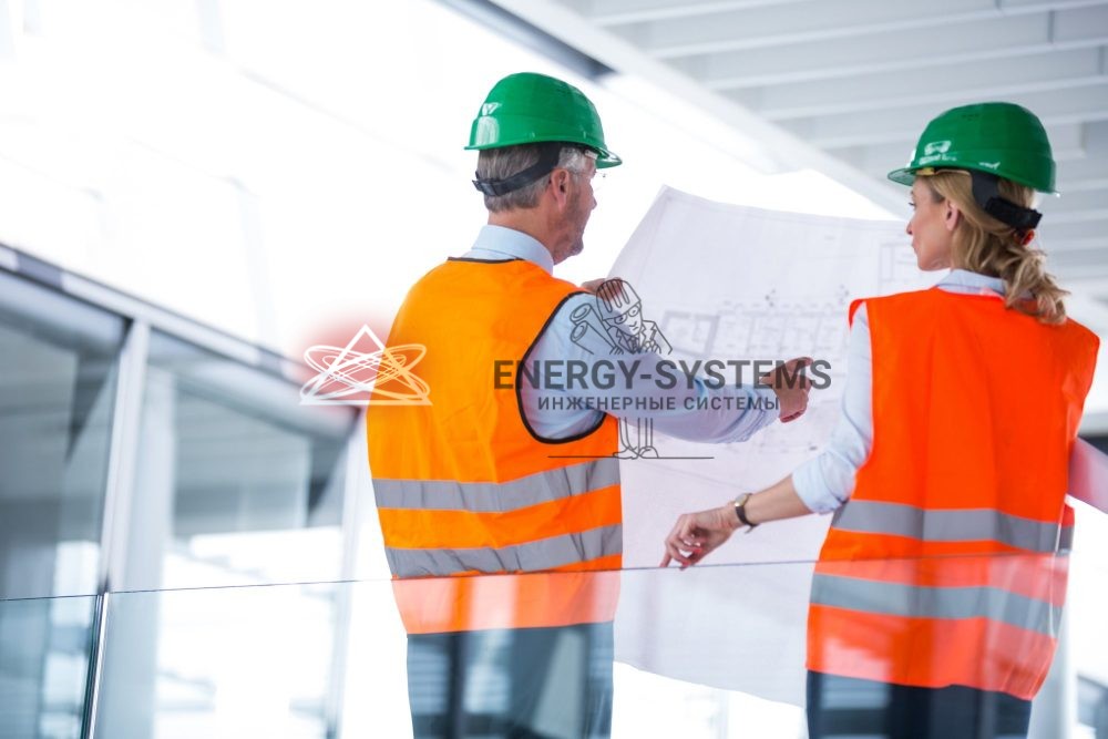 мужчина и женщина обсуждают проект на объекте