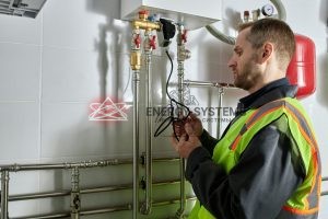 мужчина монтирует котел отопления