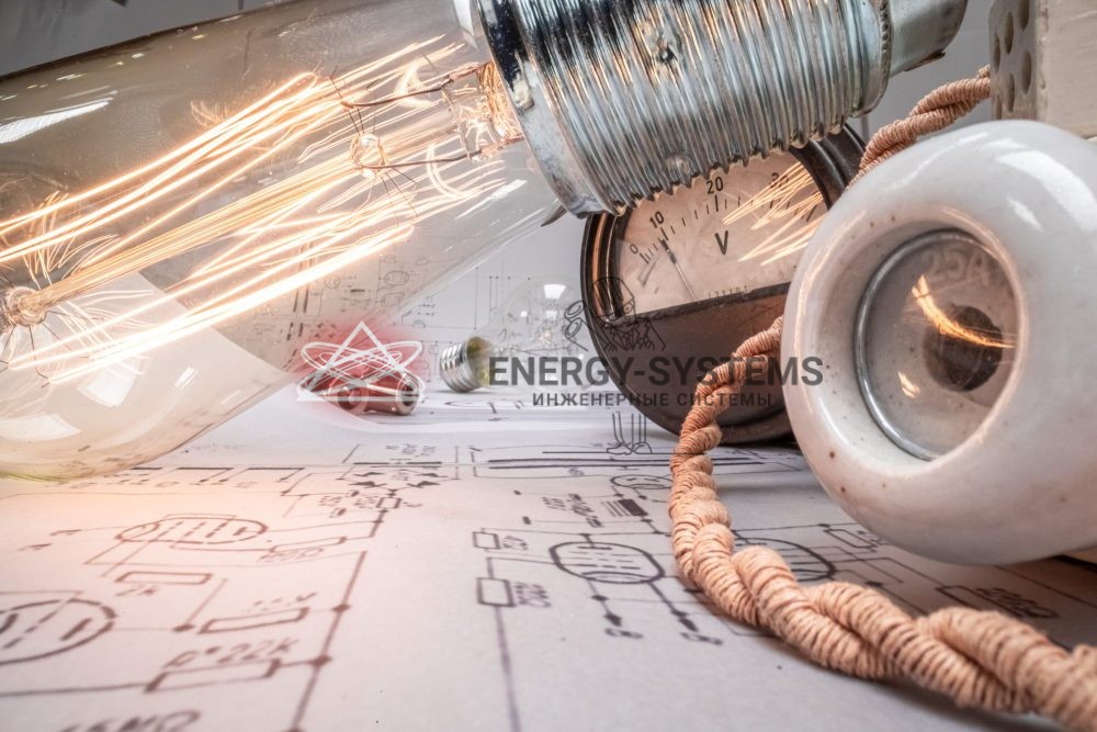 чертежи проекта и оборудование на столе