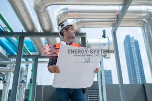 инженер с документацией на крыше