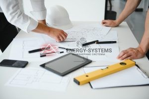 инженеры за столом изучают проект на инженерию