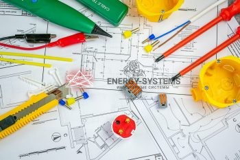 чертежи проекта и электроинструмент на столе