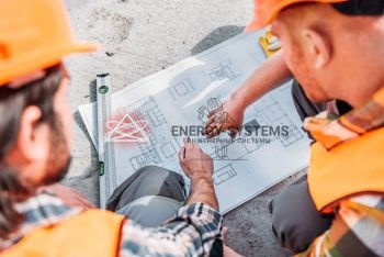 два инженера обсуждают проект на бетонной плите