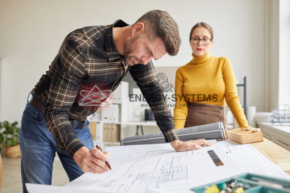 мужчина дорабатывает проекта женщина смотрит