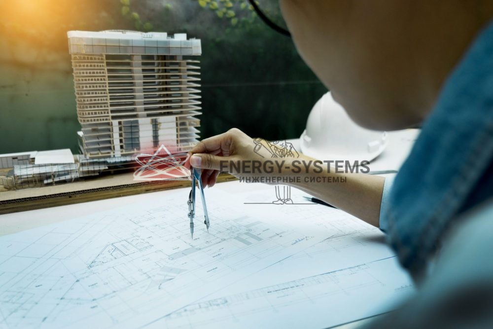 мужчина работает над проектом отопления