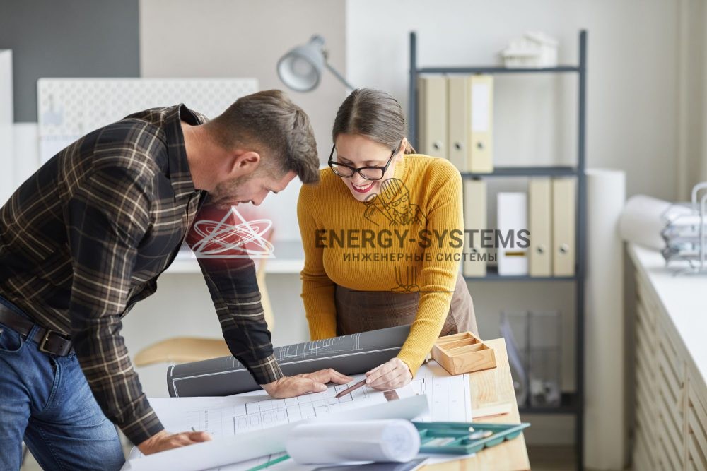 мужчина и женщина обсуждают проект за столом