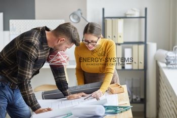 мужчина и женщина обсуждают проект за столом