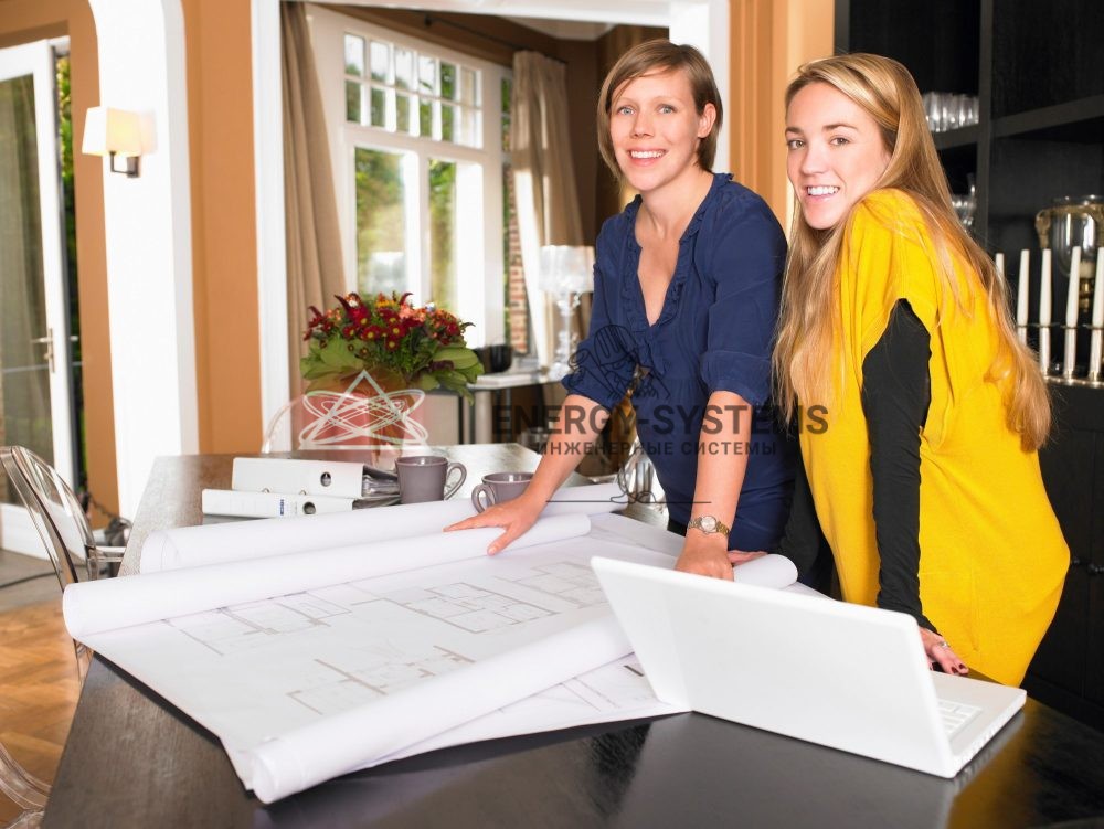 два женщины работают над проектом