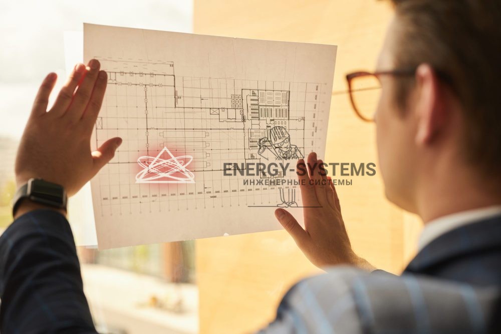 мужчина изучает проектную документацию через стекло