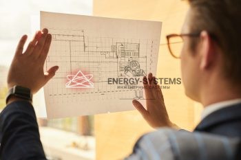 мужчина изучает проектную документацию через стекло