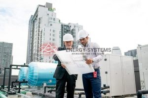 2 человека изучают вентиляцию на крыше