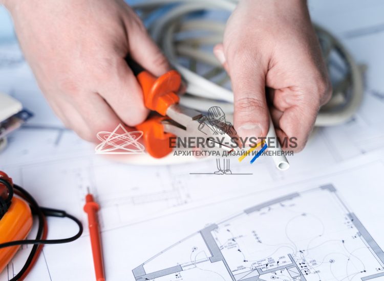 Электрик проверяет соединения в распределительном щите