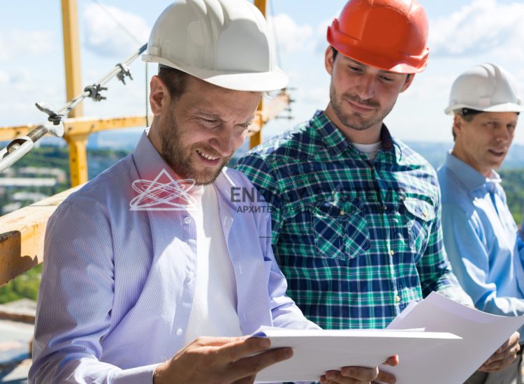 трое мужчин в касках смотрят в проект