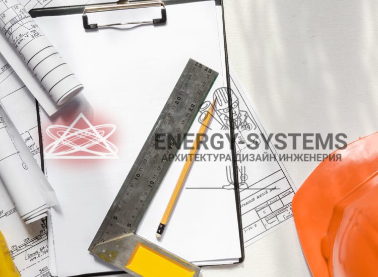 много проектов и каска с линейкой на столе
