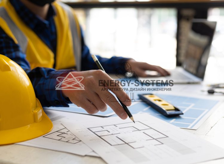 мужчина вносит правки в проект сверяясь с ноутбуком