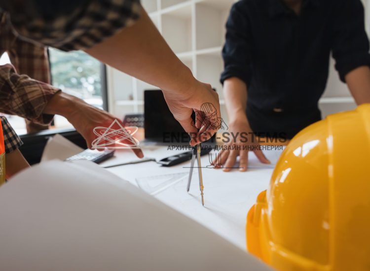 мужчина вносит правки циркулем в проект