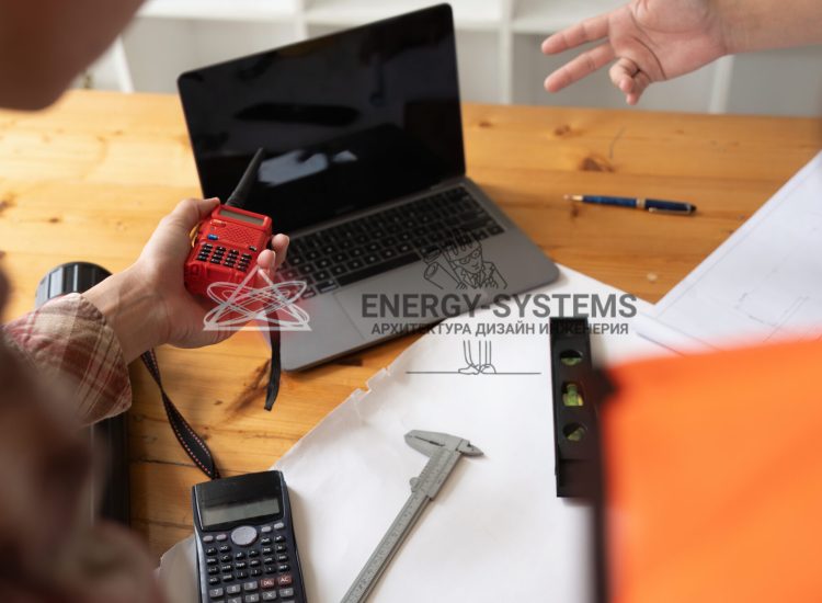 инженеры работают над проектом смотря в ноутбук